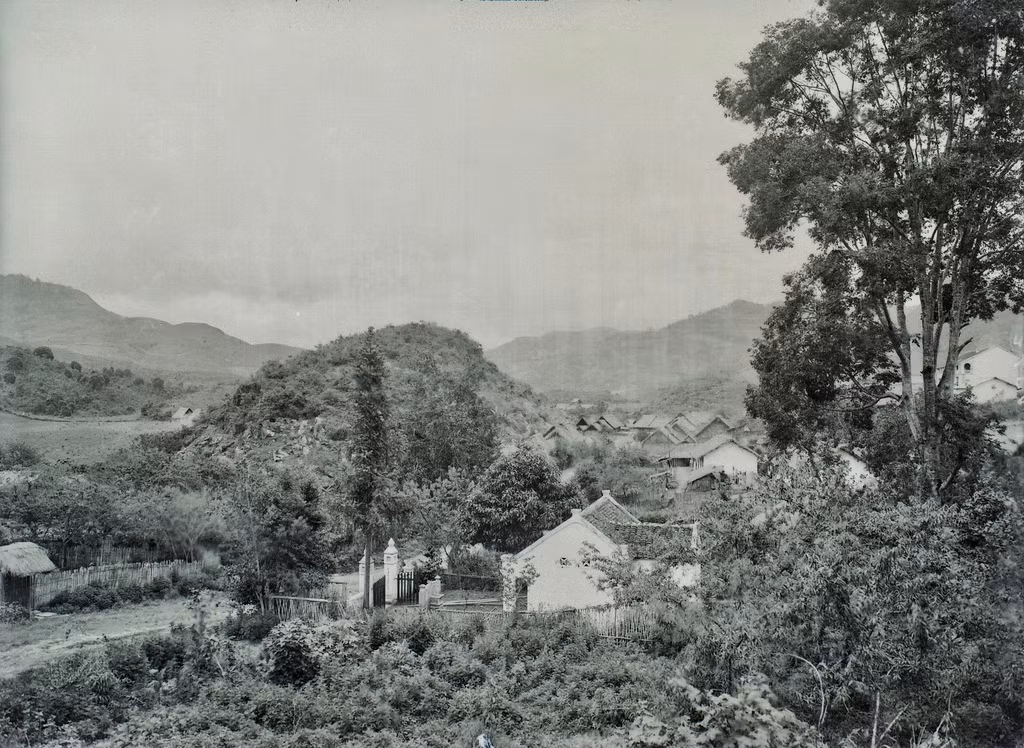 Ngôi chùa và nhà cửa tại một làng của người dân tộc Kinh ở Bắc Hà.