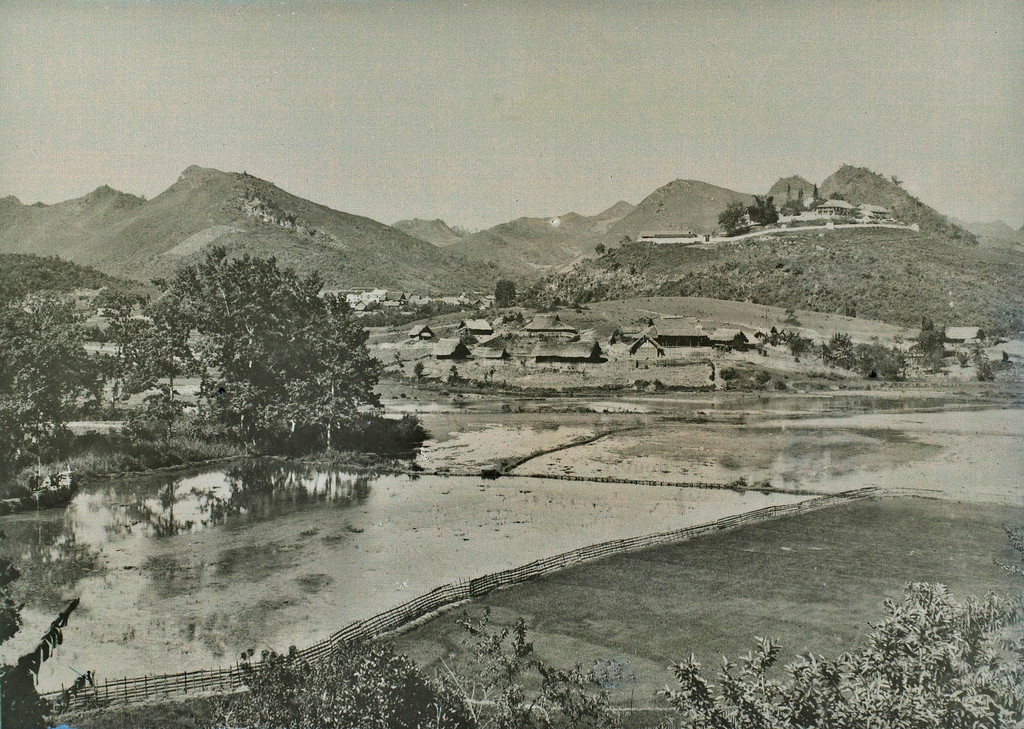 Khu căn cứ quân sự Pháp nằm trên đồi, gần một bản của người dân tộc thiểu số ở Bắc Hà.