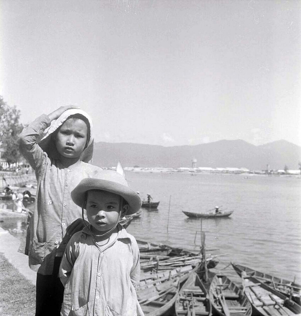 Hai đứa trẻ bên bờ sông Hàn.