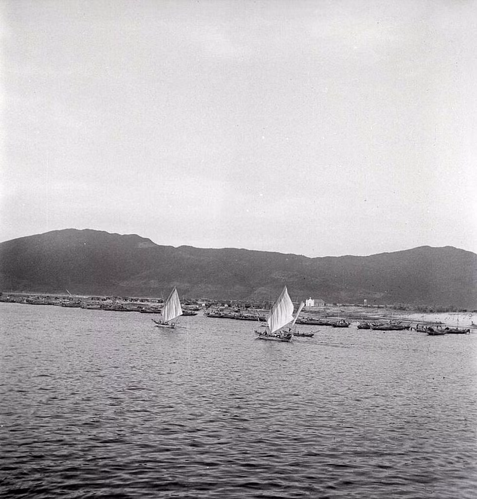 Bán đảo Sơn Trà nhìn từ phía cảng Đà Nẵng.