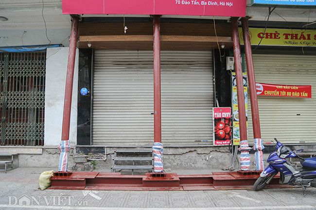 Trước cửa mỗi ngôi nhà được chống bằng 3 cột thép dài, đỡ từ phần ban công tầng 2 xuống đến mặt đất.