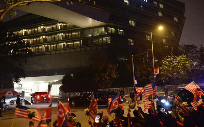 21h40 tối ngày 26/2, đoàn xe của Tổng thống Donald Trump về đến khách sạn JW Marriott, nơi đoàn lưu trú khi tham dự Hội nghị Thượng đỉnh Mỹ - Triều Tiên lần thứ hai với Chủ tịch Kim Jong-un. An ninh đã được thắt chặt quanh khách sạn trong sự theo dõi của đông đảo giới truyền thông quốc tế. Ảnh: CafeF.