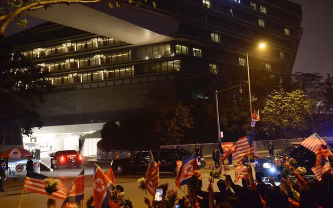 21h40 tối ngày 26/2, đoàn xe của Tổng thống Donald Trump về đến khách sạn JW Marriott, nơi đoàn lưu trú khi tham dự Hội nghị Thượng đỉnh Mỹ - Triều Tiên lần thứ hai với Chủ tịch Kim Jong-un. An ninh đã được thắt chặt quanh khách sạn trong sự theo dõi của đông đảo giới truyền thông quốc tế. Ảnh: CafeF.