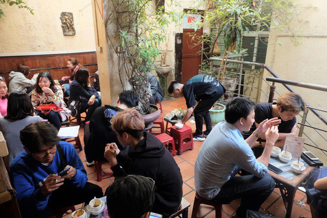 Không trực tiếp đón các nhà lãnh đạo Mỹ - Triều nhưng quán cà phê Giảng (39 Nguyễn Hữu Huân) cũng “nổi như cồn” khi được chọn làm nơi cung cấp món cà phê trứng “đặc sản” Hà Nội để phục vụ Hội nghị. Trong sự kiện này, quán đã đón tiếp hàng nghìn lượt khách trong nước và quốc tế. Ảnh: cafeF.