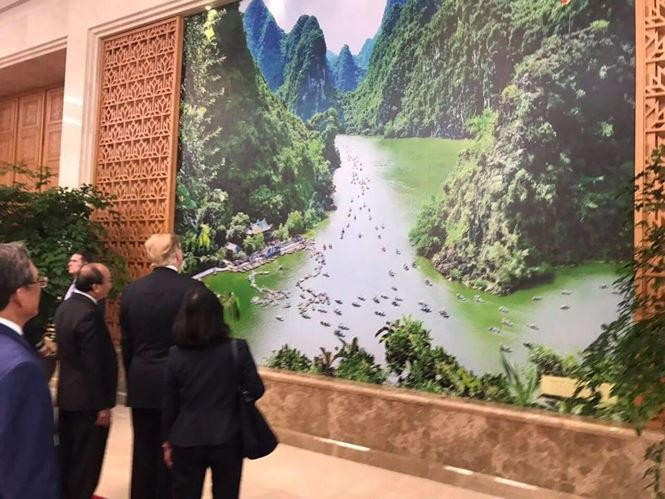 Danh thắng Tràng An (Ninh Bình) cũng được quảng bá mạnh mẽ trong Hội nghị thượng đỉnh Mỹ - Triều lần 2 khi Thủ tướng Nguyễn Xuân Phúc giới thiệu quần thể danh thắng này với Tổng thống Mỹ Donald Trump. Sau màn giới thiệu, ông Trump đã khen ngợi cảnh quan Việt Nam đẹp tuyệt vời và nói sẽ đến thăm khi có dịp. Ảnh: Tiền Phong.