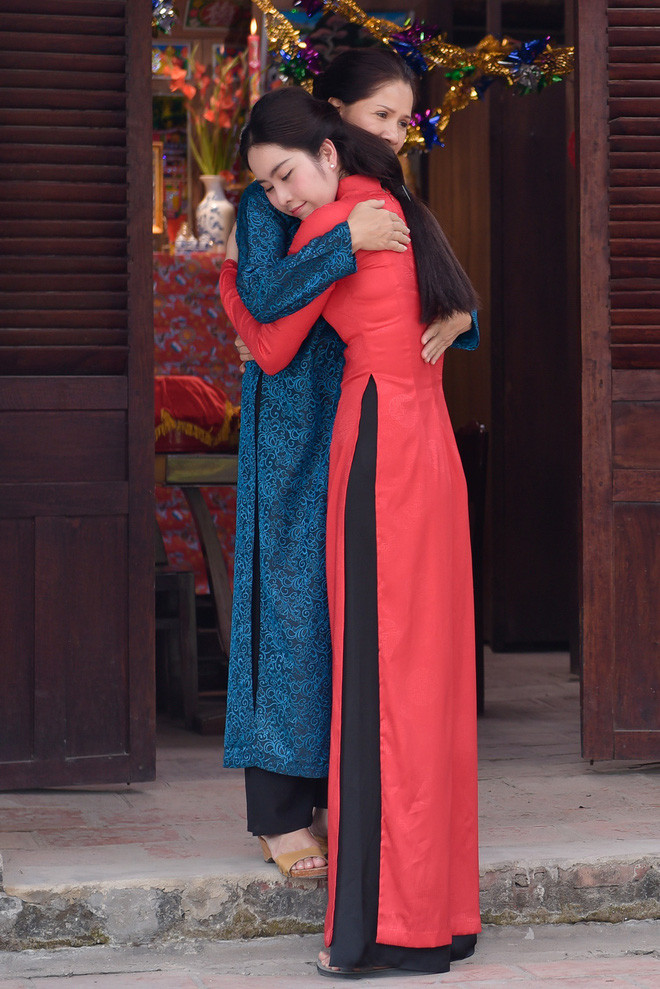 Tuy nhiên trong loạt ảnh này, mặc mọi ý kiến trái chiều, cư dân mạng đều khẳng định Nam Em đã lấy lại vóc dáng thon gọn như trước sau thời gian tăng cân không phanh, người đẹp được nhận xét duyên dáng đúng chất con gái miền Tây trong tà áo dài truyền thống.