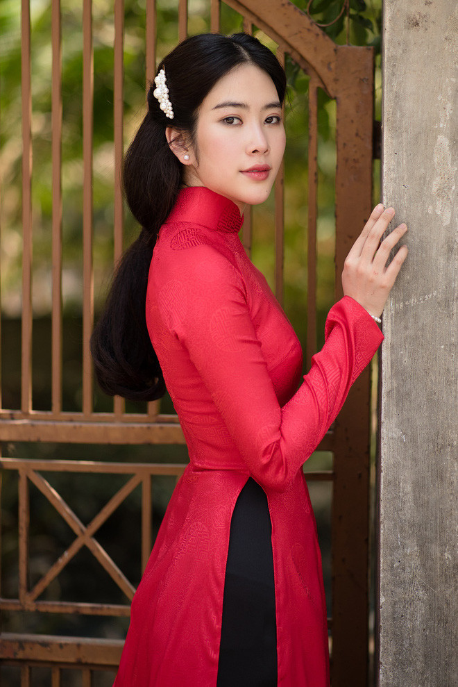 Ít giờ trước loạt ảnh được cho làm Nam Em đang cử hành lễ vu quy với một chàng trai lạ mặt gây xôn xao dư luận và được công chúng dành nhiều sự chú ý.