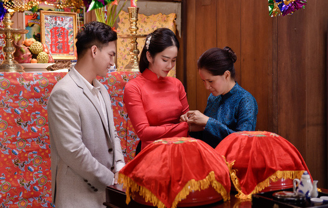 Nhiều ý kiến cho rằng người đẹp đã bí mật tổ chức lễ cưới vì sợ ý kiến trái chiều từ dư luận do đã chịu nhiều "gạch đá" trong năm qua, nhưng cũng có nhiều bình luận cho rằng đây chỉ là bối cảnh trong một sản phẩm Nam Em sắp ra mắt.