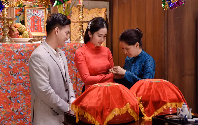 Nhiều ý kiến cho rằng người đẹp đã bí mật tổ chức lễ cưới vì sợ ý kiến trái chiều từ dư luận do đã chịu nhiều "gạch đá" trong năm qua, nhưng cũng có nhiều bình luận cho rằng đây chỉ là bối cảnh trong một sản phẩm Nam Em sắp ra mắt.