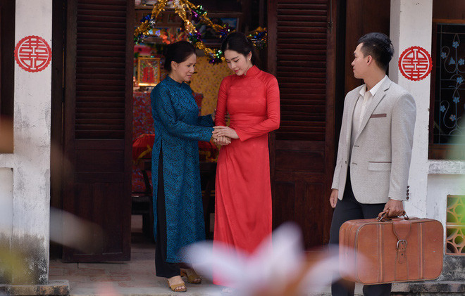 Hơn nữa, với bối cảnh đơn sơ, không gian bài trí quá đơn giản và chỉ có mỗi cô dâu, chú rể và người mẹ nên dân mạng càng tin rằng "lễ cưới không thể giản dị tới mức này".