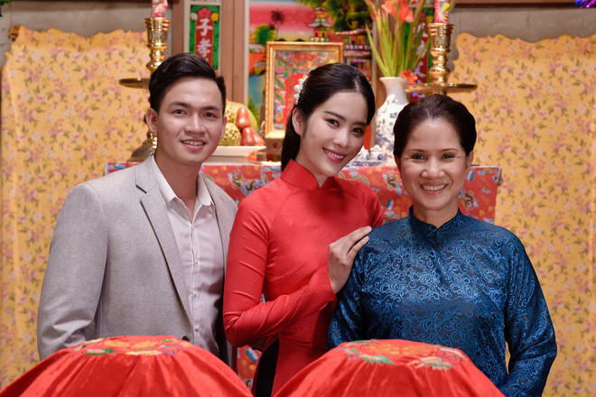 Đến bức ảnh cận mặt, luồng ý kiến cho rằng Nam Em đang PR cho một sản phẩm sắp tới càng lấn át. Nhiều người nhận ra nhân vật người mẹ trong khung hình này là một diễn viên quen mặt trong nhiều phim truyền hình.