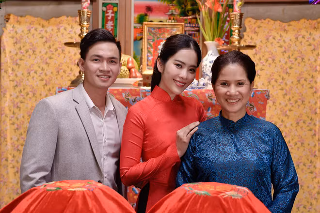 Đến bức ảnh cận mặt, luồng ý kiến cho rằng Nam Em đang PR cho một sản phẩm sắp tới càng lấn át. Nhiều người nhận ra nhân vật người mẹ trong khung hình này là một diễn viên quen mặt trong nhiều phim truyền hình.