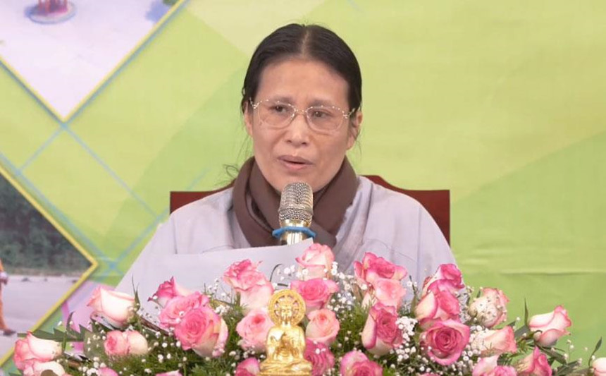 Ba Pham Thi Yen xin loi gia dinh nu sinh giao ga o Dien Bien