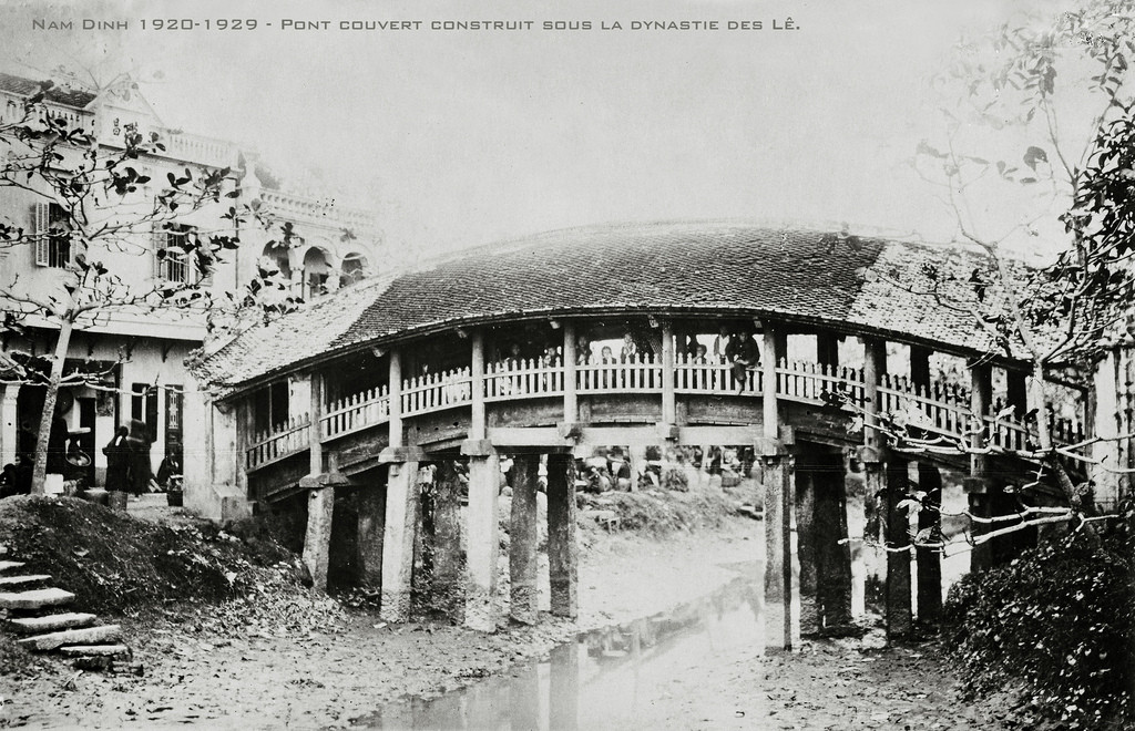 Cầu ngói chùa Lương ở Hải Hậu, Nam Định thập niên 1920. Câu cầu này ngày nay vẫn còn.