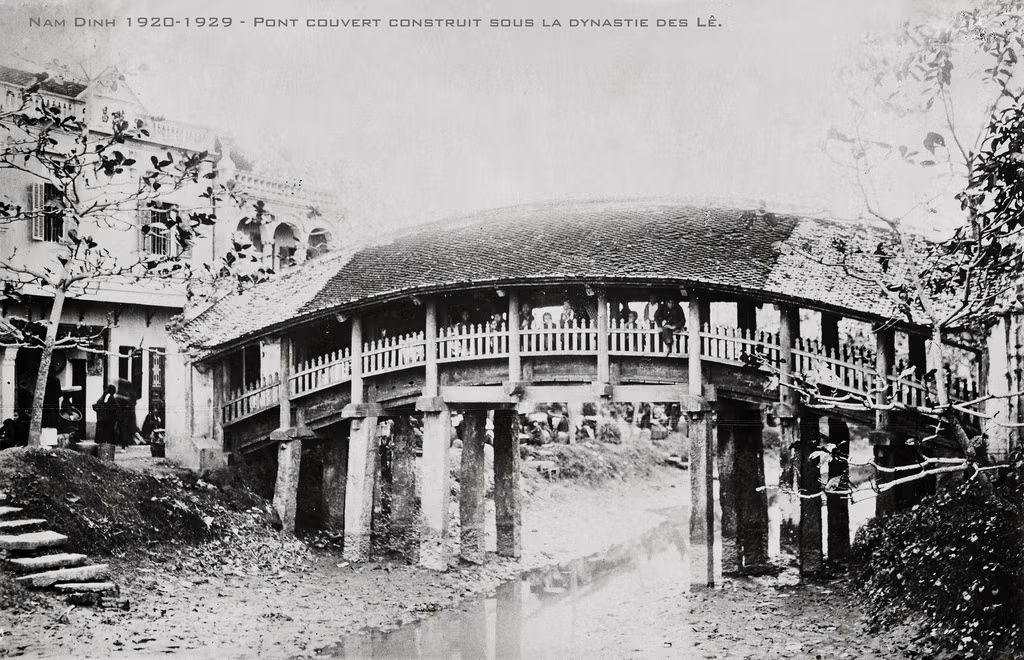 Cầu ngói chùa Lương ở Hải Hậu, Nam Định thập niên 1920. Câu cầu này ngày nay vẫn còn.