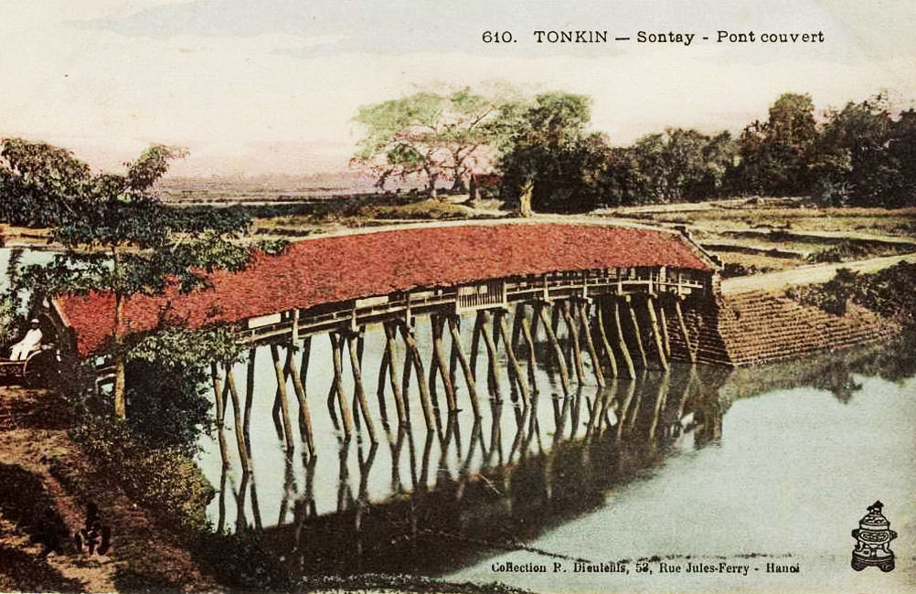 Một cây cầu ngói ở tỉnh Sơn Tây cũ được in hình trên bưu thiếp của Pháp.
