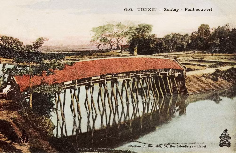 Một cây cầu ngói ở tỉnh Sơn Tây cũ được in hình trên bưu thiếp của Pháp.