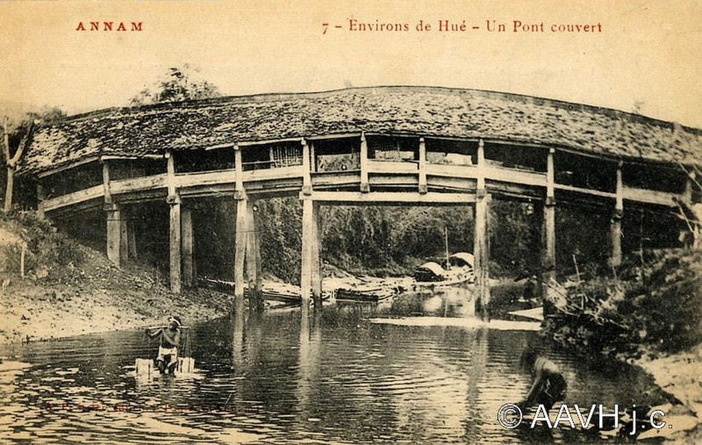 Một cây cầu ngói ở Huế năm 1904.