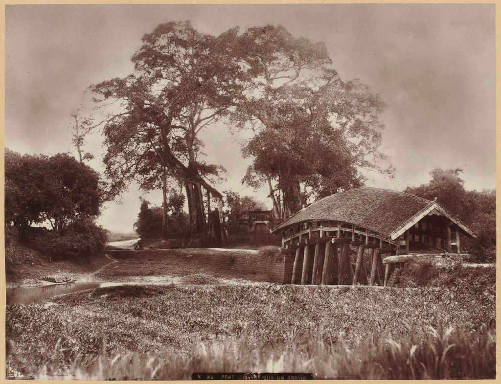 Cây cầu ngói tại một địa phương không xác định ở xứ Bắc Kỳ, thập niên 1880.
