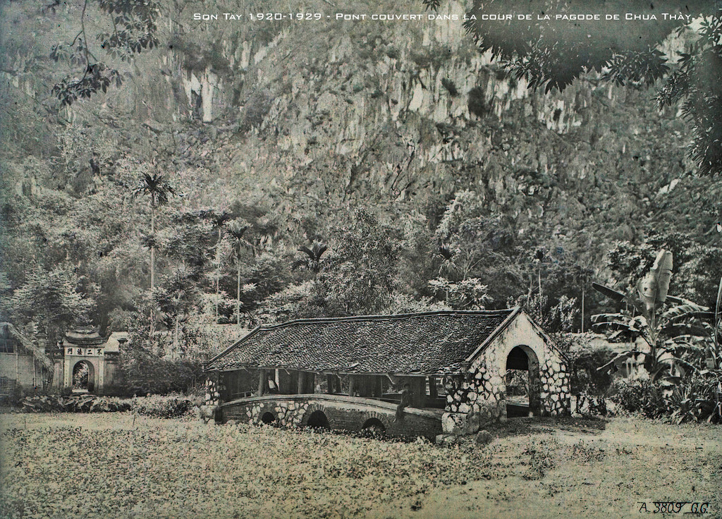 Một bức ảnh cầu ngói chùa Thầy được thực hiện vào thập niên 1920.