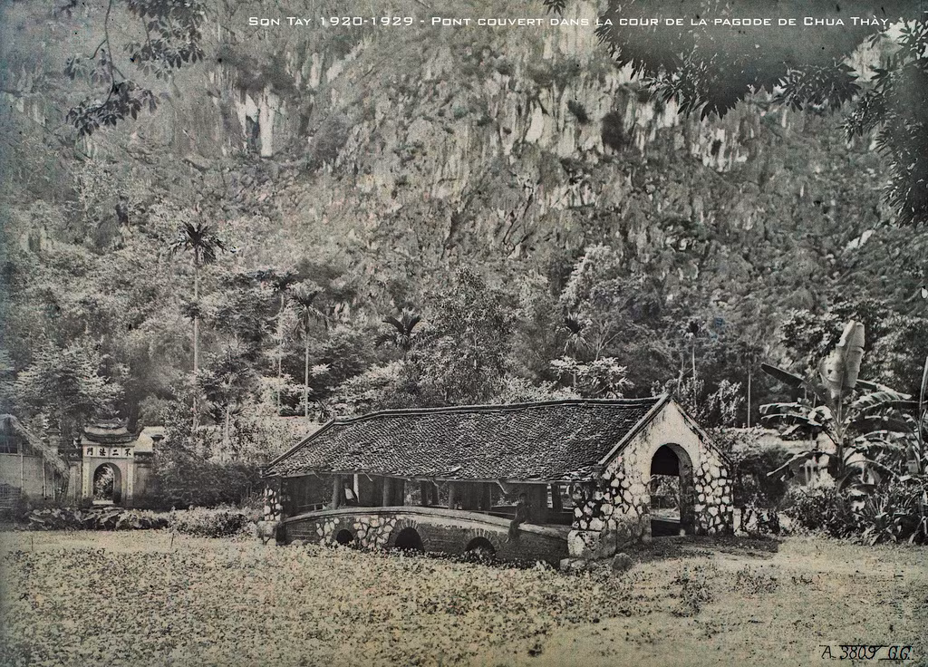 Một bức ảnh cầu ngói chùa Thầy được thực hiện vào thập niên 1920.