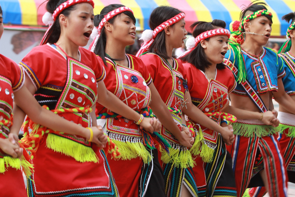 Người Tsou may quần áo từ da, vải lanh và bông; hầu hết trang phục có màu đỏ, trắng và đen. Nam giới đa phần mặc áo choàng da, là chiến lợi phẩm từ những lần đi săn. Ngoài ra, họ cũng luôn mặc màu đỏ. Phụ nữ thích dùng các chuỗi hạt đủ màu kết với nhau làm trang sức.