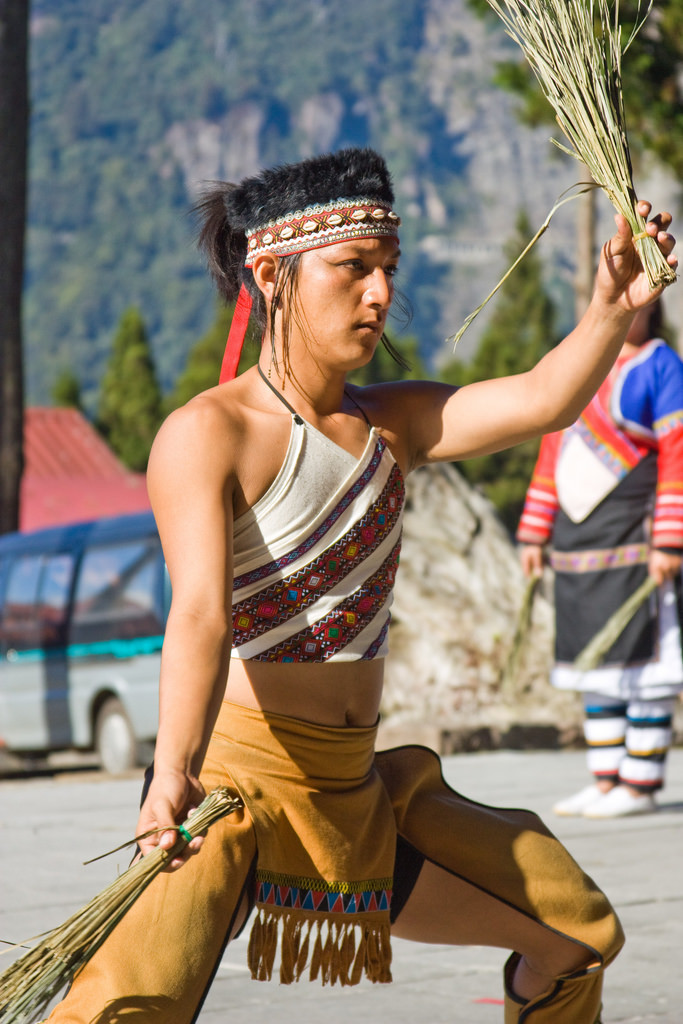 Trong truyền thuyết Tsou, bộ tộc này ban đầu sống trên núi Yushan và chỉ di cư xuống miền xuôi sau một trận lũ lớn cô lập họ. Ban đầu, gia tộc Liang của bộ tộc Tsou thành lập làng Tefuye ở trên núi A Lý, và tộc Wen lập làng Dabang, cách đó 2 km.