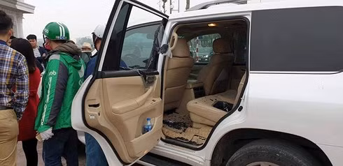 Dao chich gia lam tai xe Grab, dap vo cua kinh Lexus 570 trom do