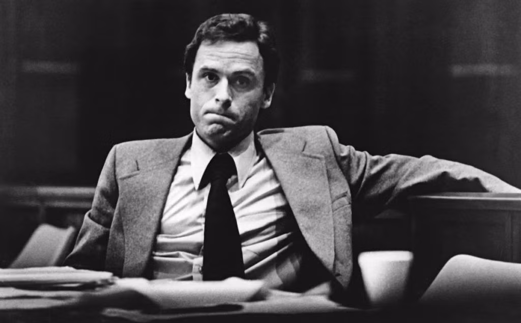 Được mệnh danh là " sát thủ đẹp trai", Ted Bundy là tên sát thủ đã reo rắc kinh hoàng ở 7 tiểu bang Mỹ từ năm 1974 đến năm 1978.