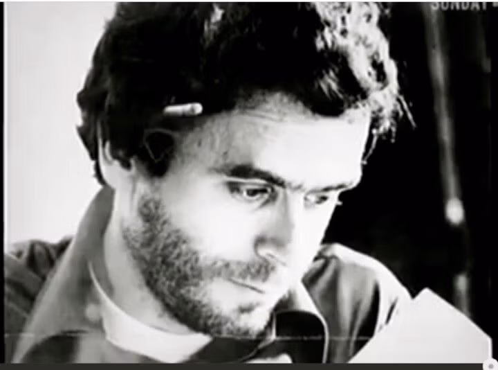 Theo thống kê của giới chức Mỹ, Ted Bundy đã bắt cóc, cưỡng hiếp và sát hại 30 thiếu nữ. Tuy nhiên, con số nạn nhân thực sự của hắn có thể còn nhiều hơn nữa.