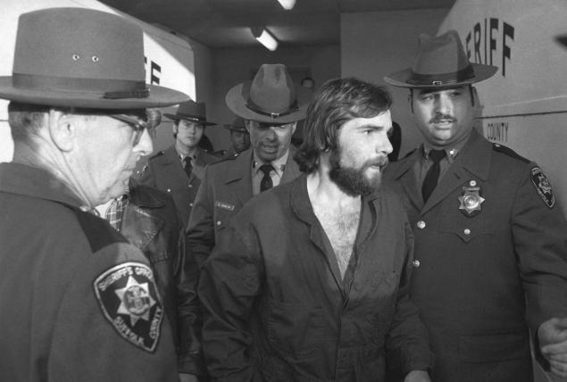 Điều bất ngờ nhất là thủ phạm của vụ án này: Ronald DeFeo Jr - một thành viên trong gia đình. Hắn đã nhẫn tâm xuống tay với cha mẹ và bốn người anh em của mình bằng một khẩu súng trường Marlin.