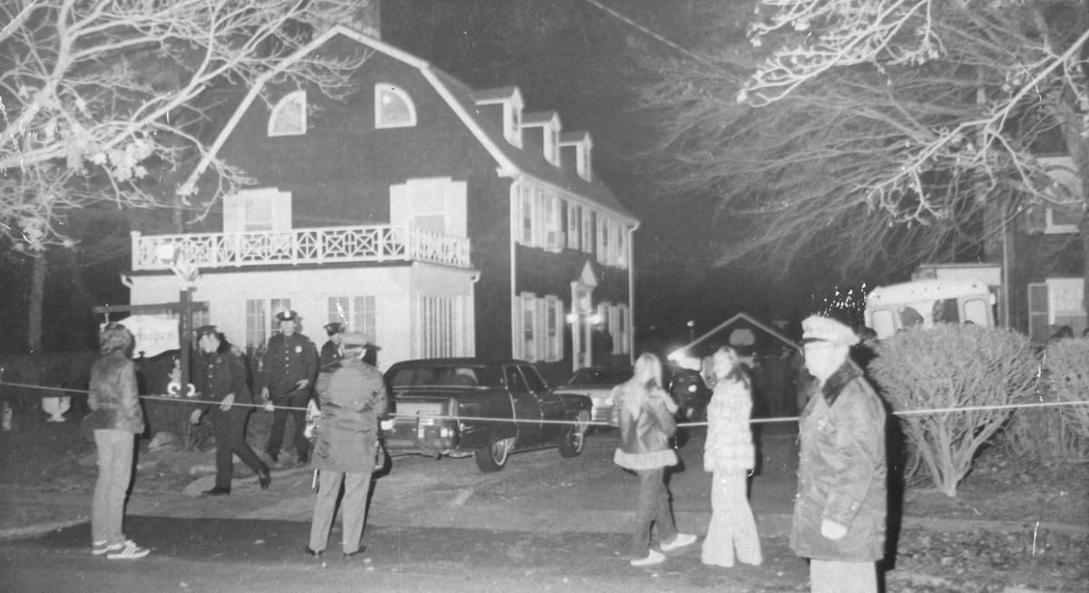 Ngôi nhà này được biết đến với tên gọi ngôi nhà "ma ám" sau khi ở đây xảy ra vụ thảm sát một gia đình 6 người vào một buổi tối kinh hoàng năm 1974. Các nạn nhân được tìm thấy với nhiều vết đạn trên người.