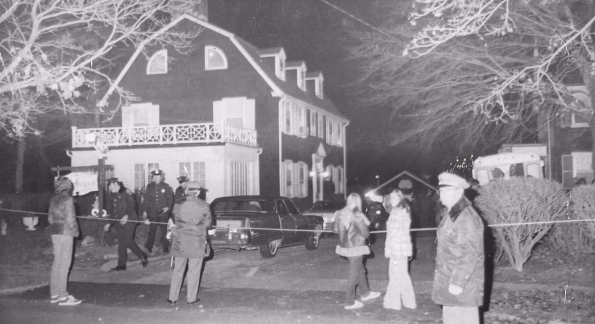 Ngôi nhà này được biết đến với tên gọi ngôi nhà "ma ám" sau khi ở đây xảy ra vụ thảm sát một gia đình 6 người vào một buổi tối kinh hoàng năm 1974. Các nạn nhân được tìm thấy với nhiều vết đạn trên người.