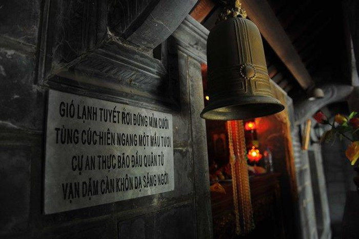 Bài thơ của gia chủ cũng được tạc bằng đá trên tường nhà.