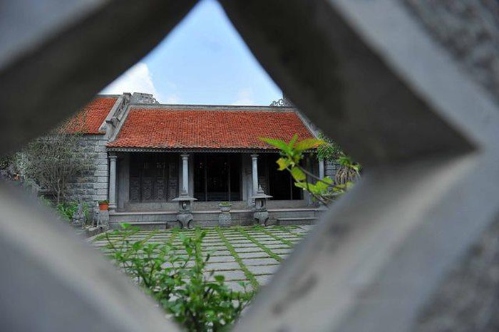 Sân cũng được lát bằng đá và để một khoảng trống nhỏ cho cỏ mọc tạo nên không gian mát mẻ cho ngôi nhà.