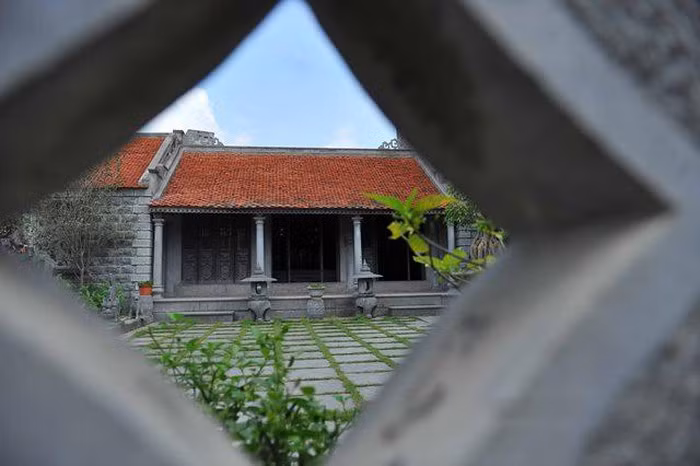 Sân cũng được lát bằng đá và để một khoảng trống nhỏ cho cỏ mọc tạo nên không gian mát mẻ cho ngôi nhà.