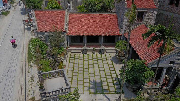 Toàn cảnh ngôi nhà đá hơn 100 năm nhìn từ trên cao.