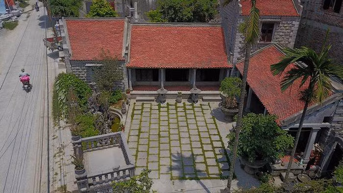 Toàn cảnh ngôi nhà đá hơn 100 năm nhìn từ trên cao.