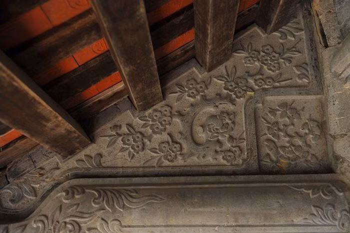 Độc đáo nhất là hai bên đầu hè được chạm khắc hai bức tứ quý “Tùng, Trúc, Cúc, Mai”, tinh xảo đến từng góc cạnh.