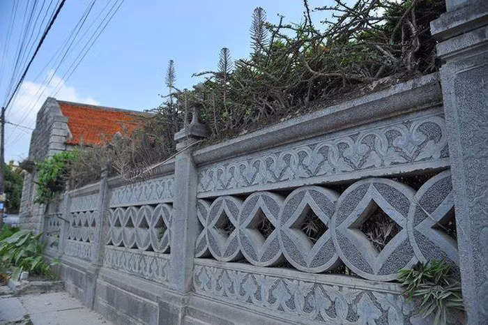 Cổng và tường rào của ngôi nhà cũng được làm bằng đá và được chạm trổ những nét hoa văn tỷ mỉ, vô cùng bắt mắt.