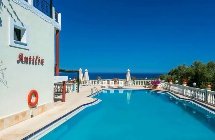 Tư dinh của tỷ phú Ấn Độ còn có một bể bơi sang chảnh, spa và phòng tập gym