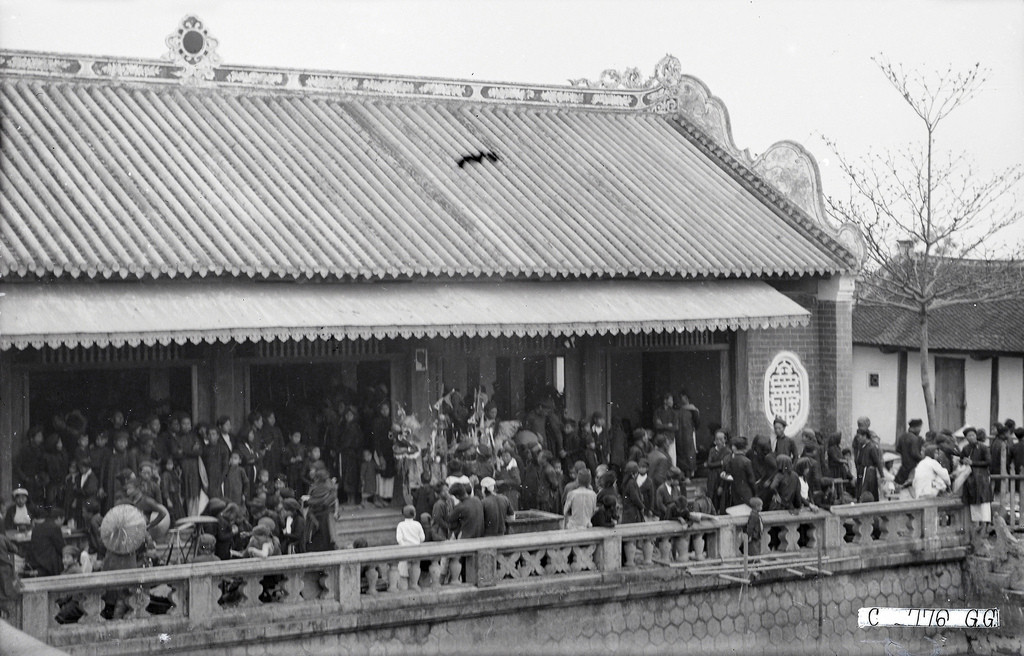 Người hành hương đổ về phủ Vân Cát trong những ngày lễ.