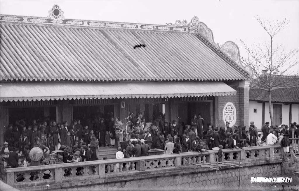 Người hành hương đổ về phủ Vân Cát trong những ngày lễ.