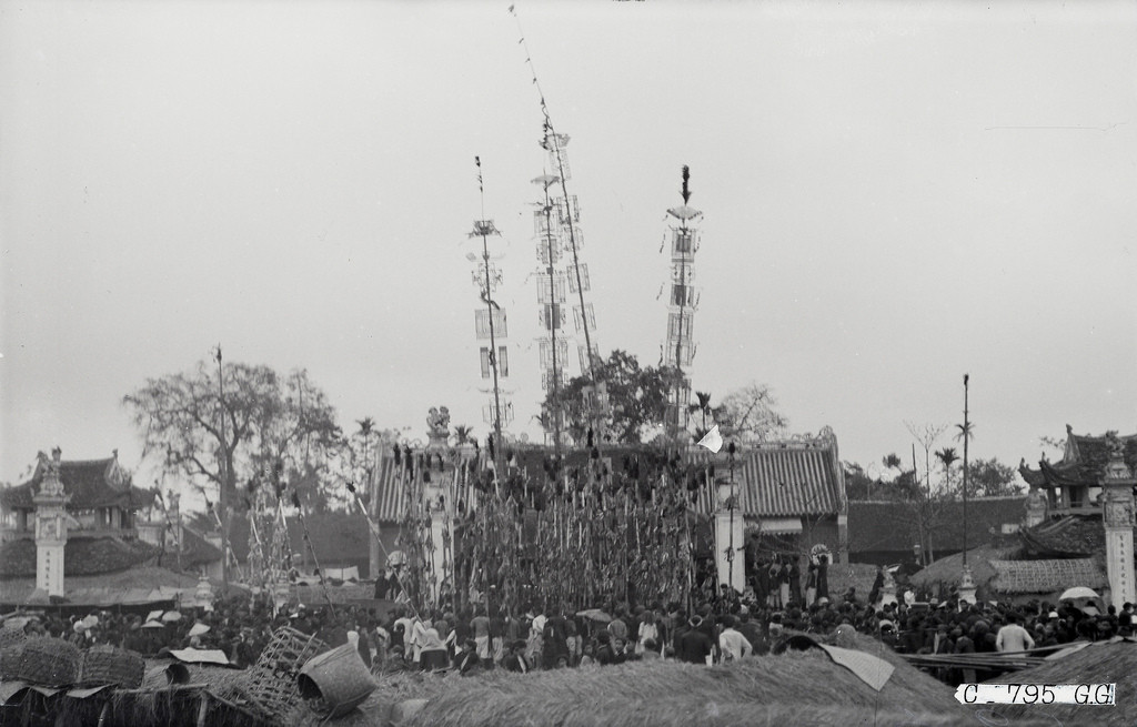 Các cây nêu được dựng bên ngoài phủ Vân Cát, phủ chính thờ Liễu Hạnh công chúa tại Phủ Dầy.