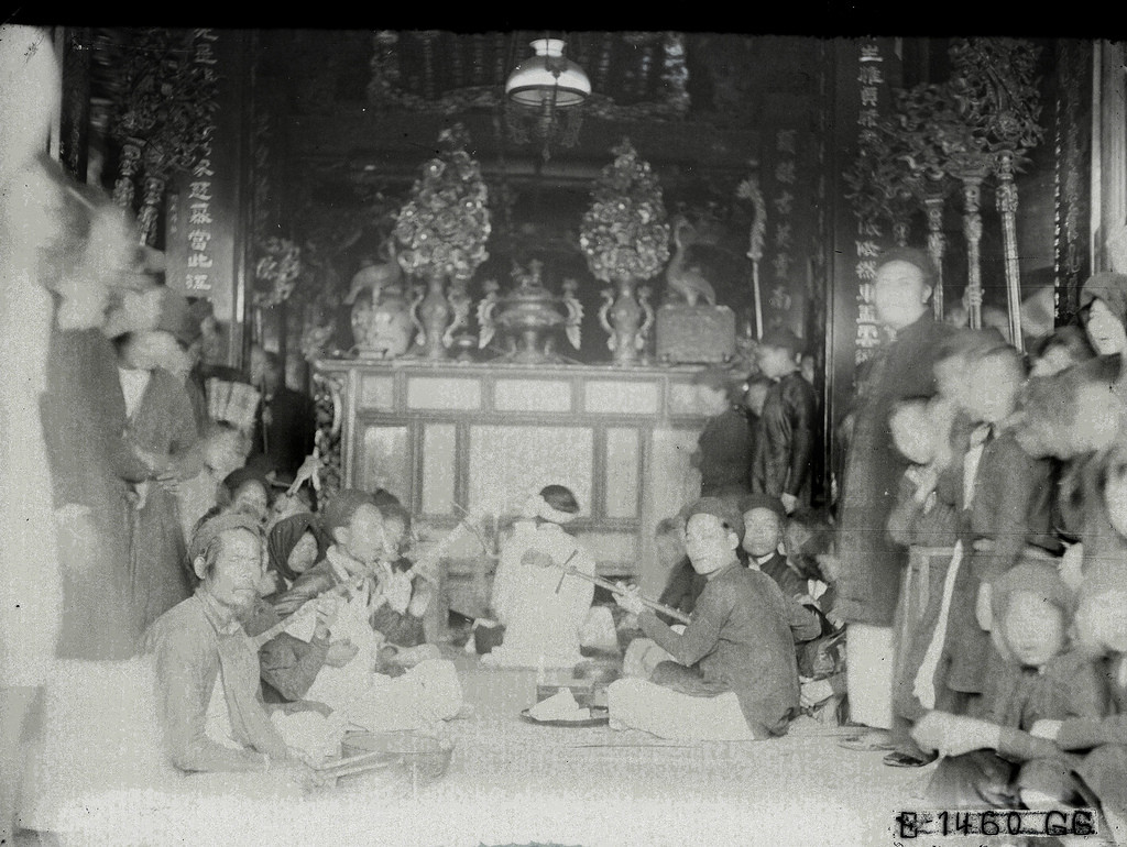 Quang cảnh tại một phiên nhập đồng trong phủ Vân Cát.