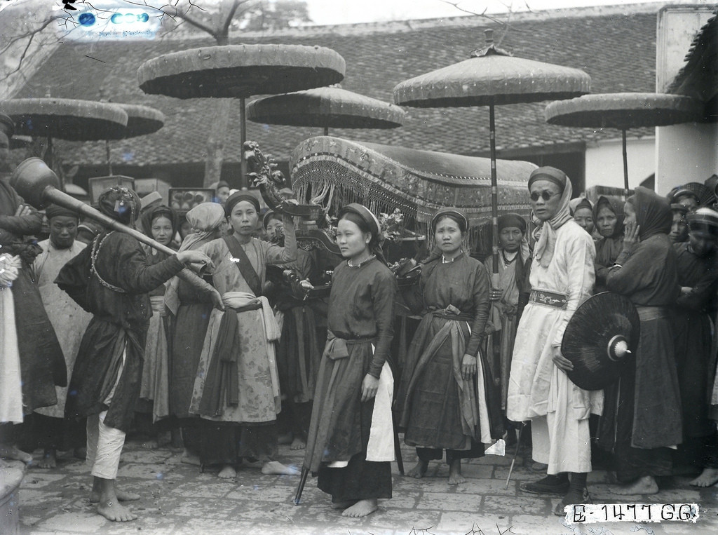 Chiếc kiệu được đưa từ trong phủ thờ ra sân để rước đến núi Gôi cách đó 3 km.