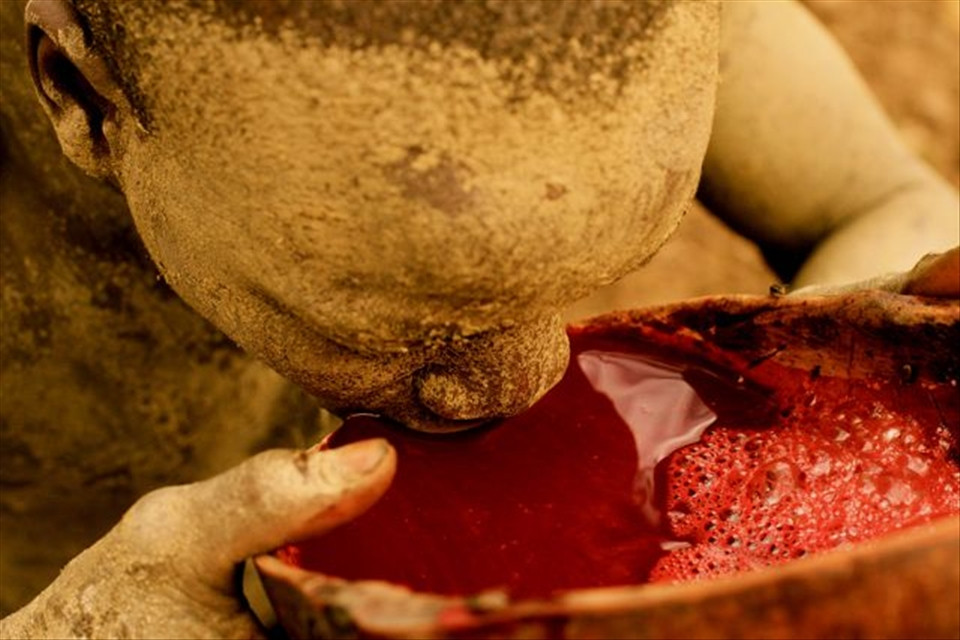  Bộ tộc Surma sống chủ yếu dựa trên việc trồng trọt, chăn nuôi, trong bó bò là vật nuôi quan trọng nhất. Không chỉ dùng sữa và thịt bò, người Surma còn uống máu tươi của bò như một loại nước tăng lực.