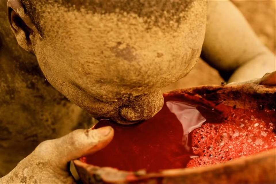  Bộ tộc Surma sống chủ yếu dựa trên việc trồng trọt, chăn nuôi, trong bó bò là vật nuôi quan trọng nhất. Không chỉ dùng sữa và thịt bò, người Surma còn uống máu tươi của bò như một loại nước tăng lực.