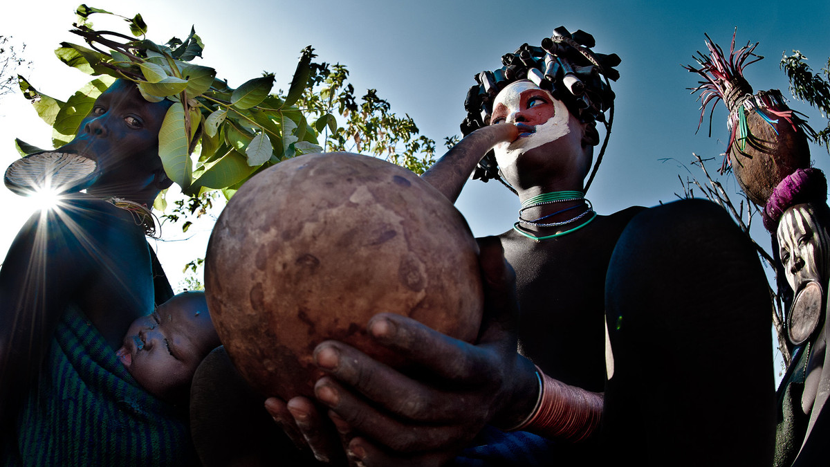 Họ thường lấy nhựa cây pha với nước để uống và vài phút sau sẽ nôn hết chỗ nước đó ra ngoài cơ thể.