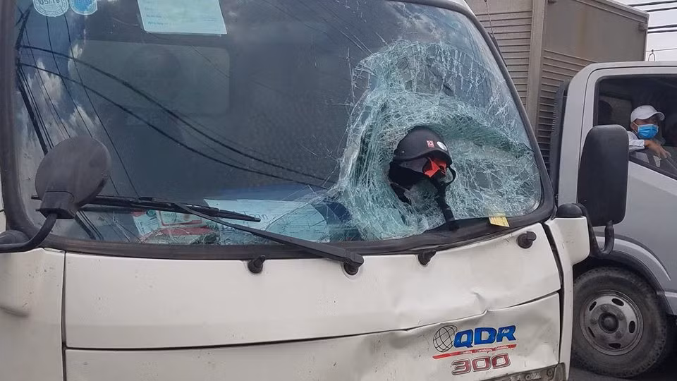 Hai vo chong thiet mang, mu bao hiem dinh chat tren kinh xe tai sau cu tong truc dien